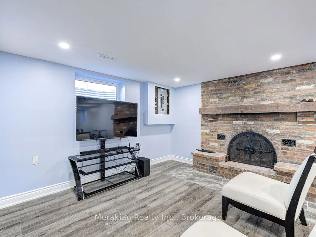 214 Folkstone Crescent