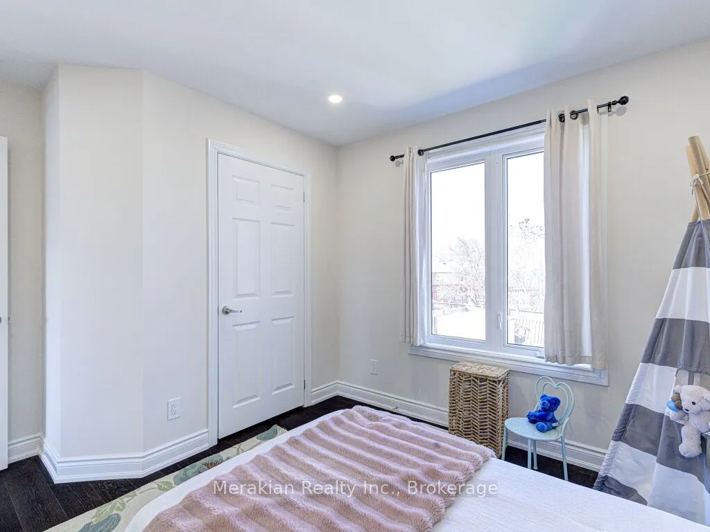 214 Folkstone Crescent