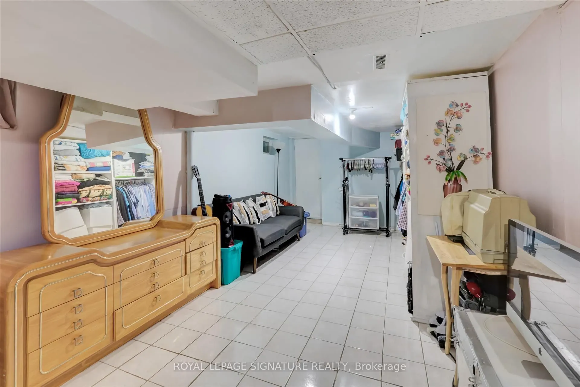 3142 Dundas Street W