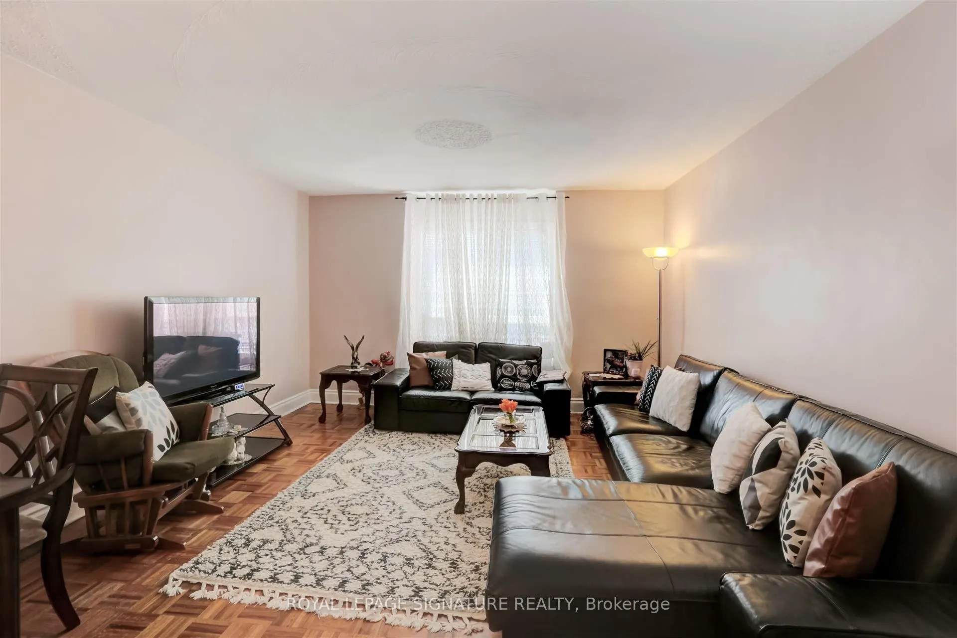 3142 Dundas Street W