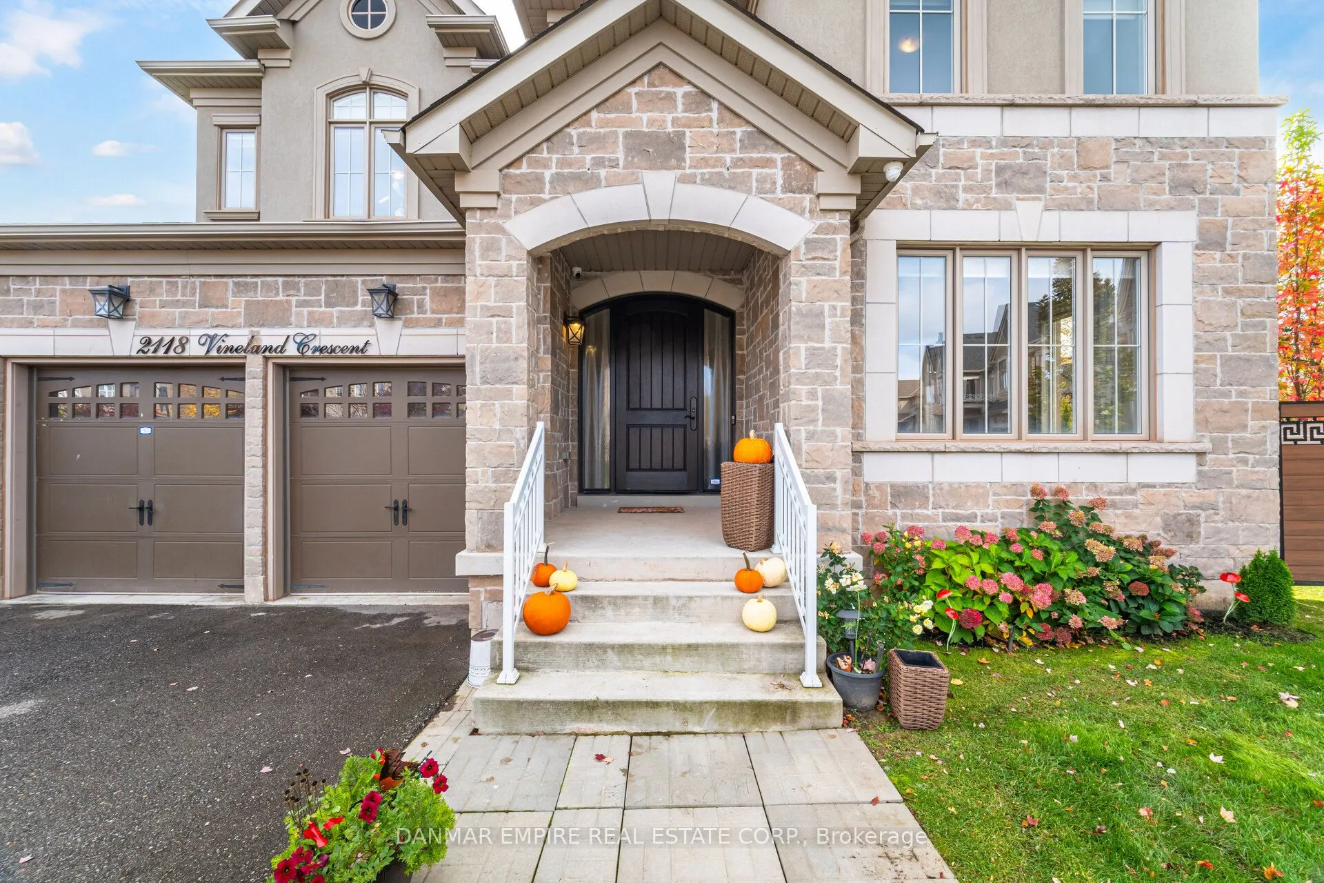 2118 Vineland Crescent