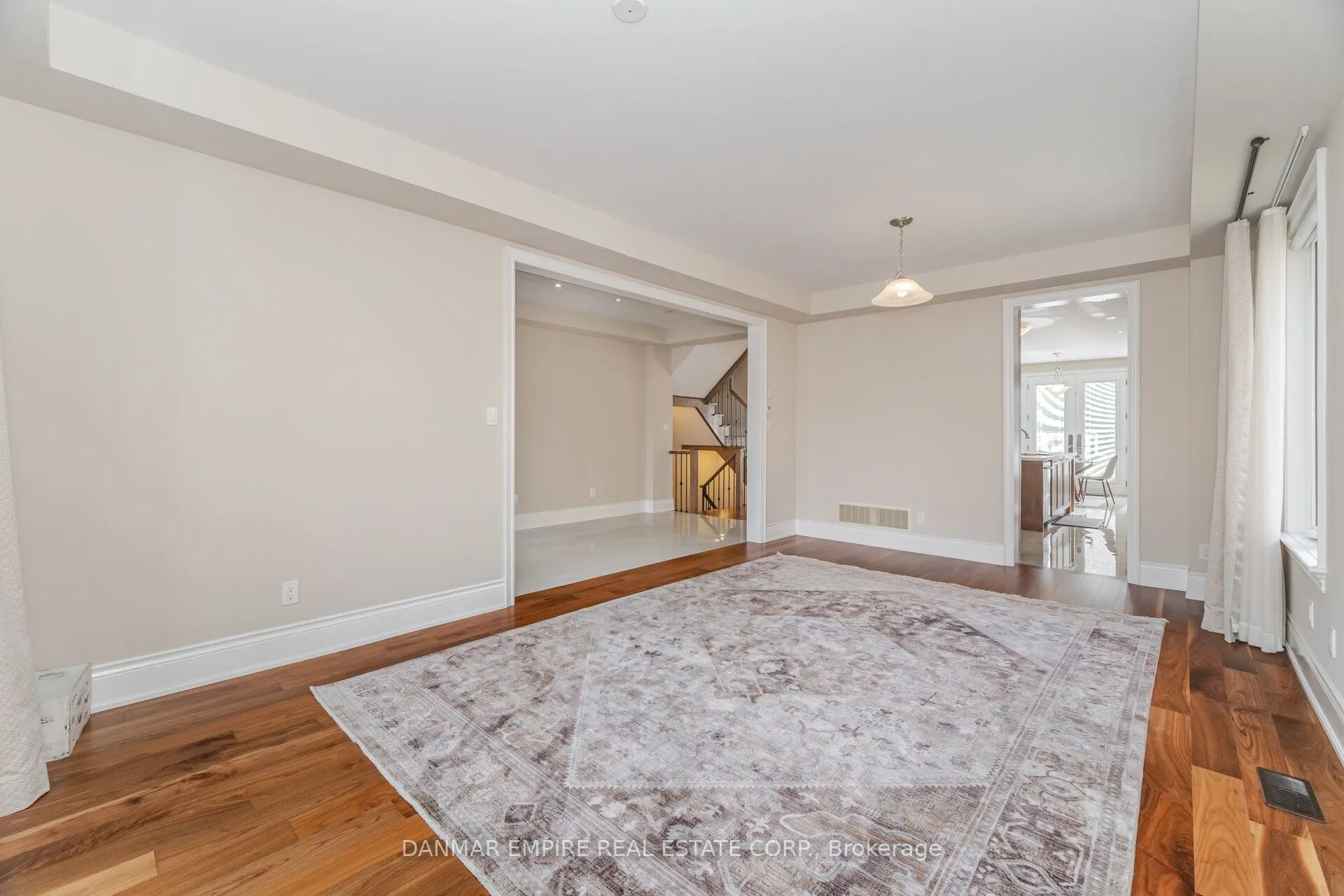 2118 Vineland Crescent