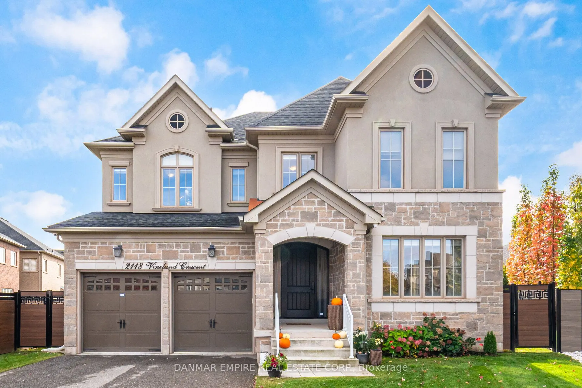2118 Vineland Crescent