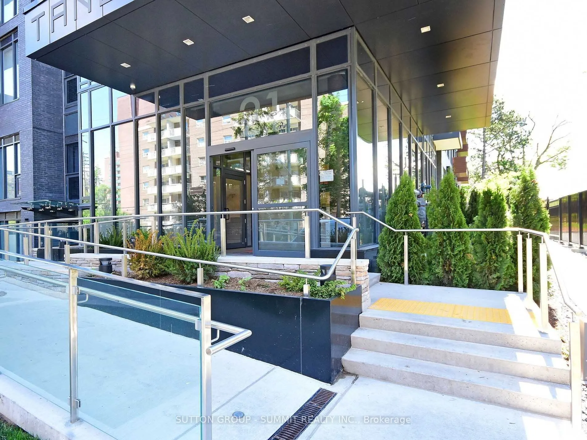 21 PARK Street E #1606