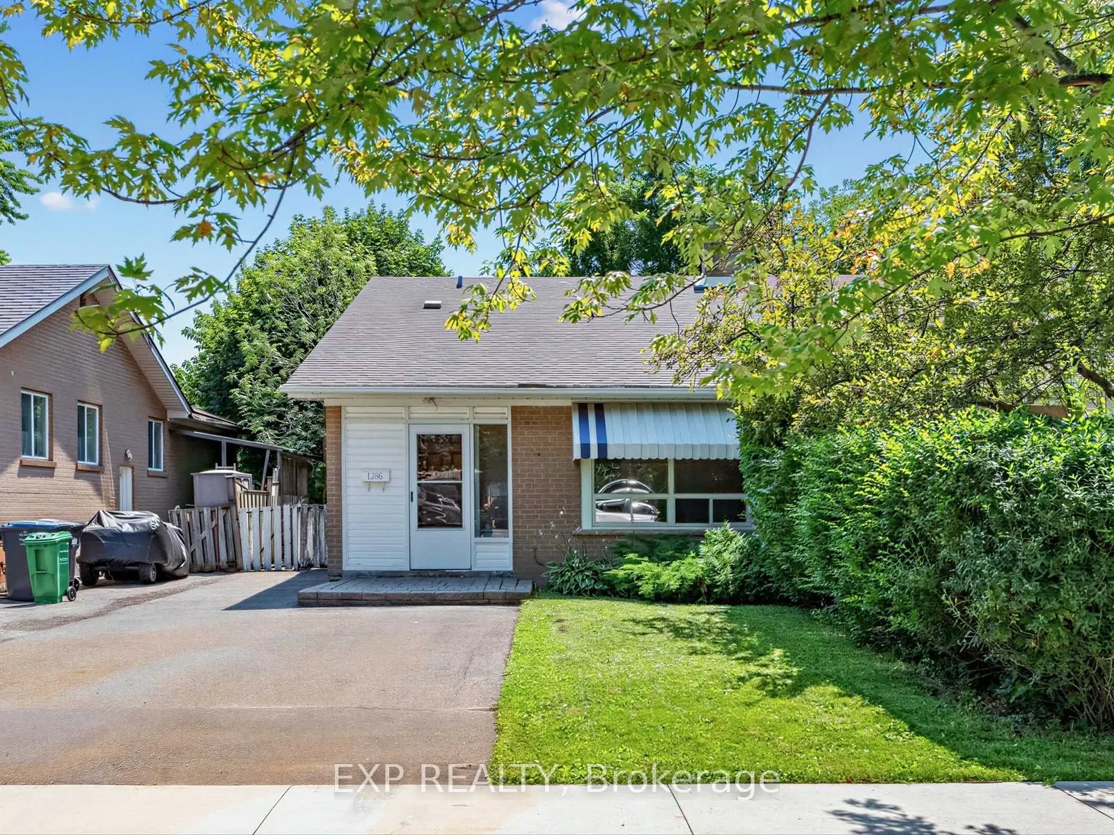 1586 Sandgate Crescent