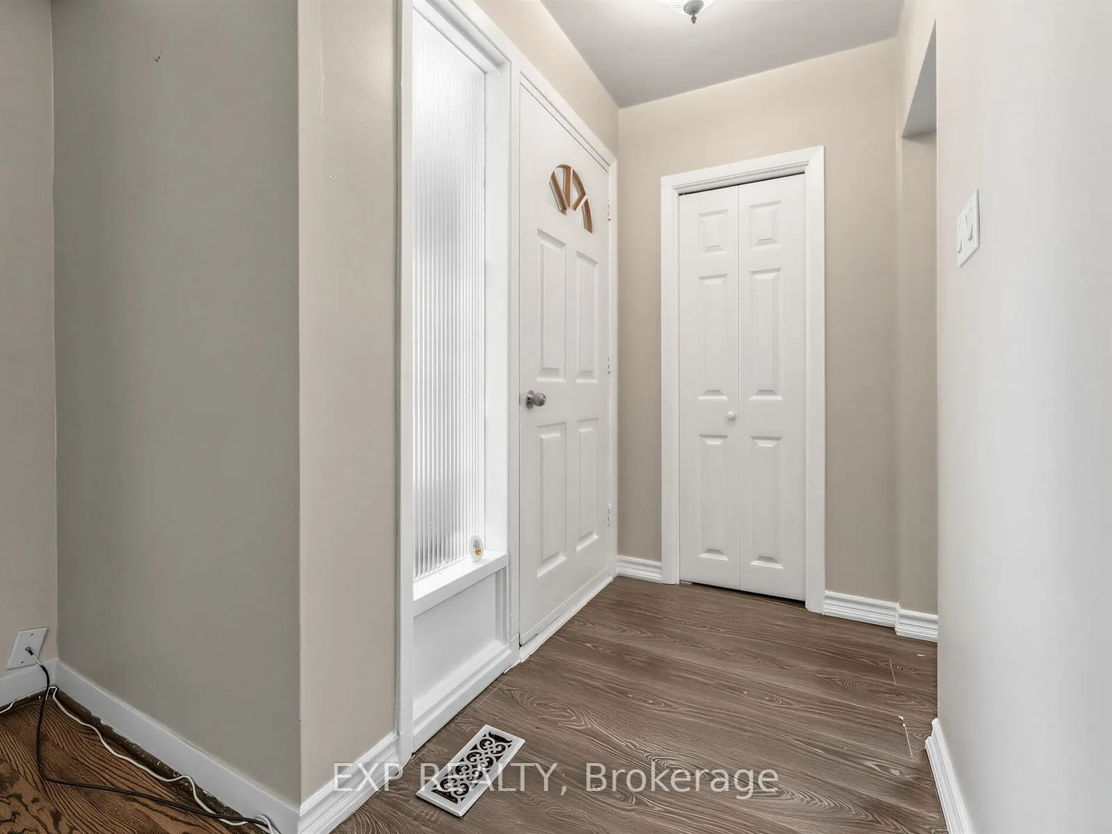 1586 Sandgate Crescent