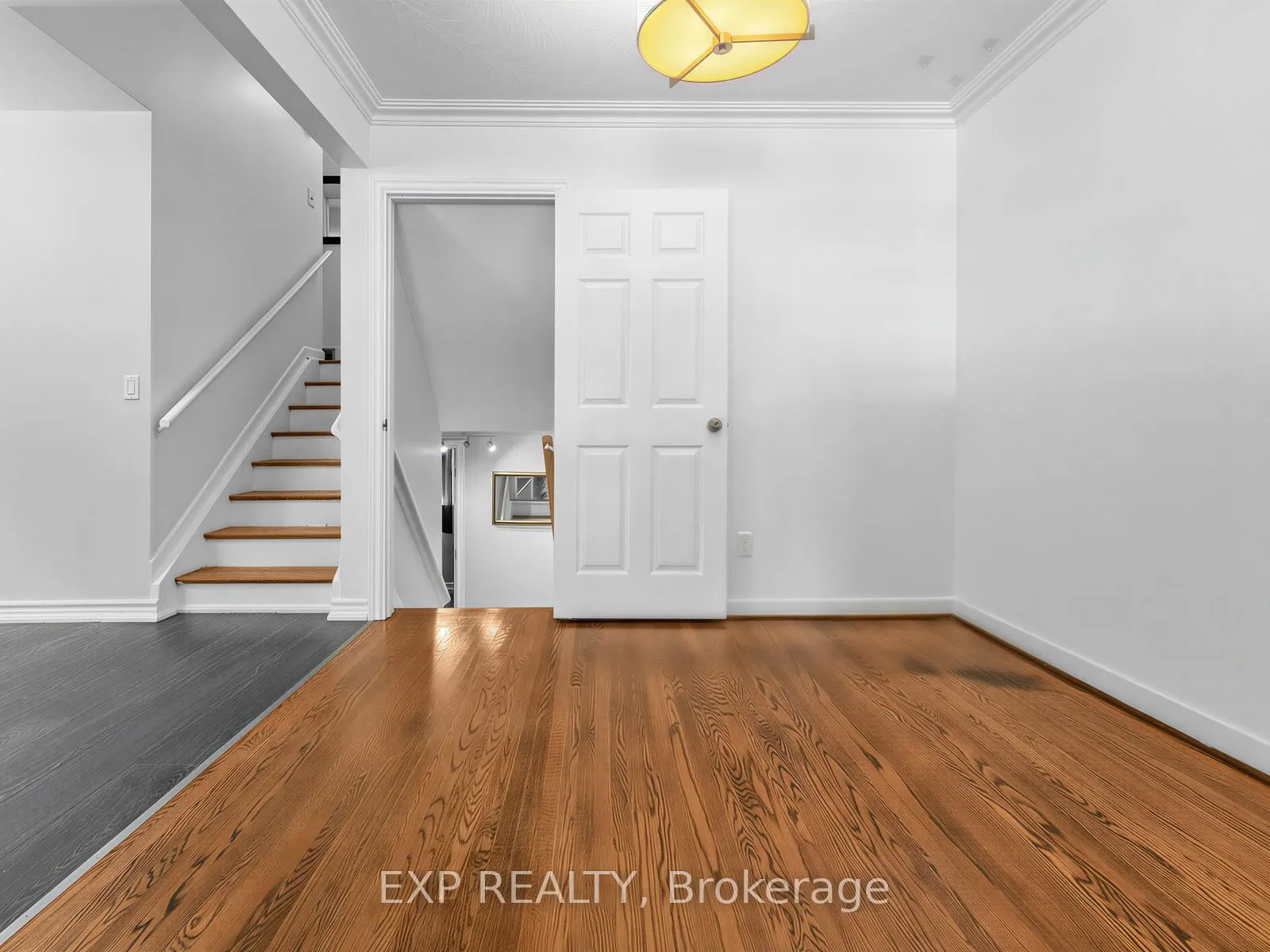 1586 Sandgate Crescent