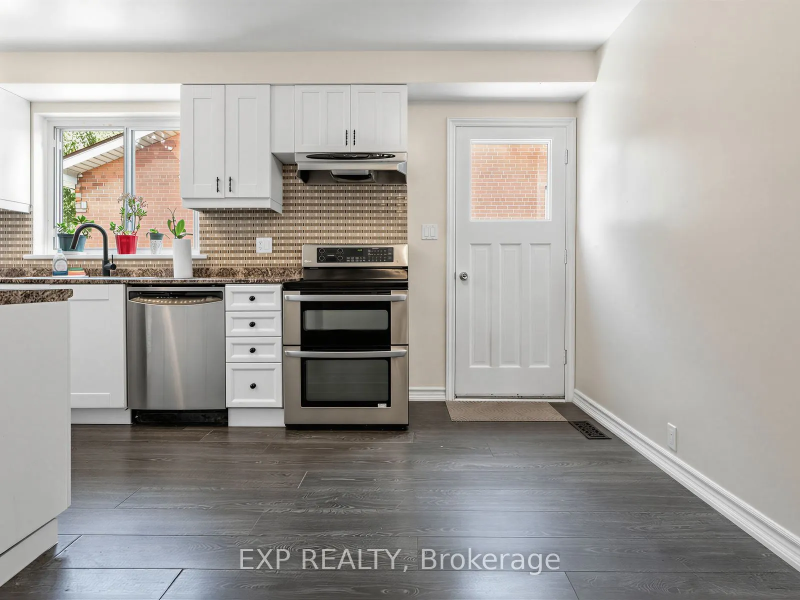 1586 Sandgate Crescent
