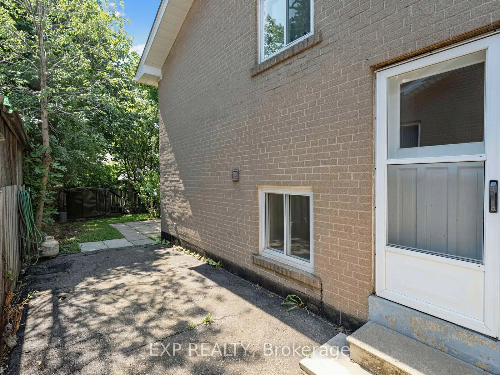 1586 Sandgate Crescent