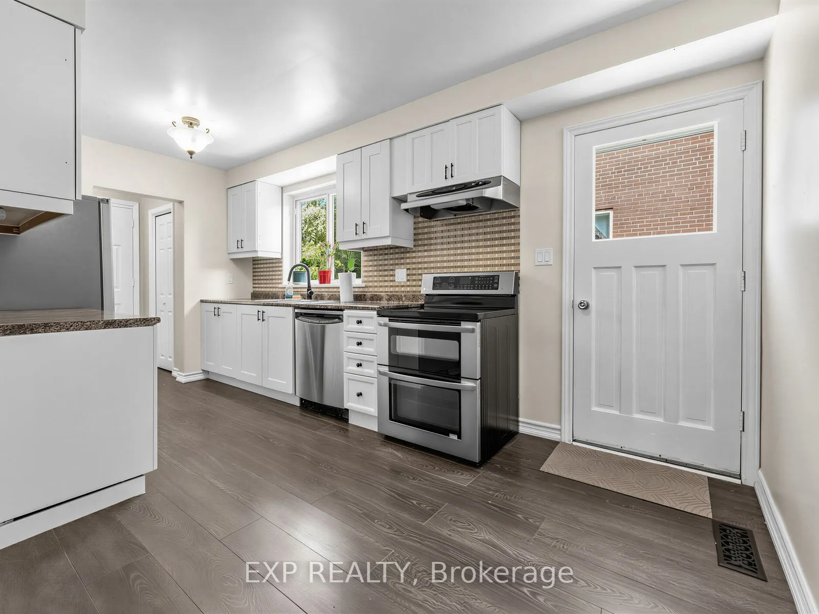 1586 Sandgate Crescent