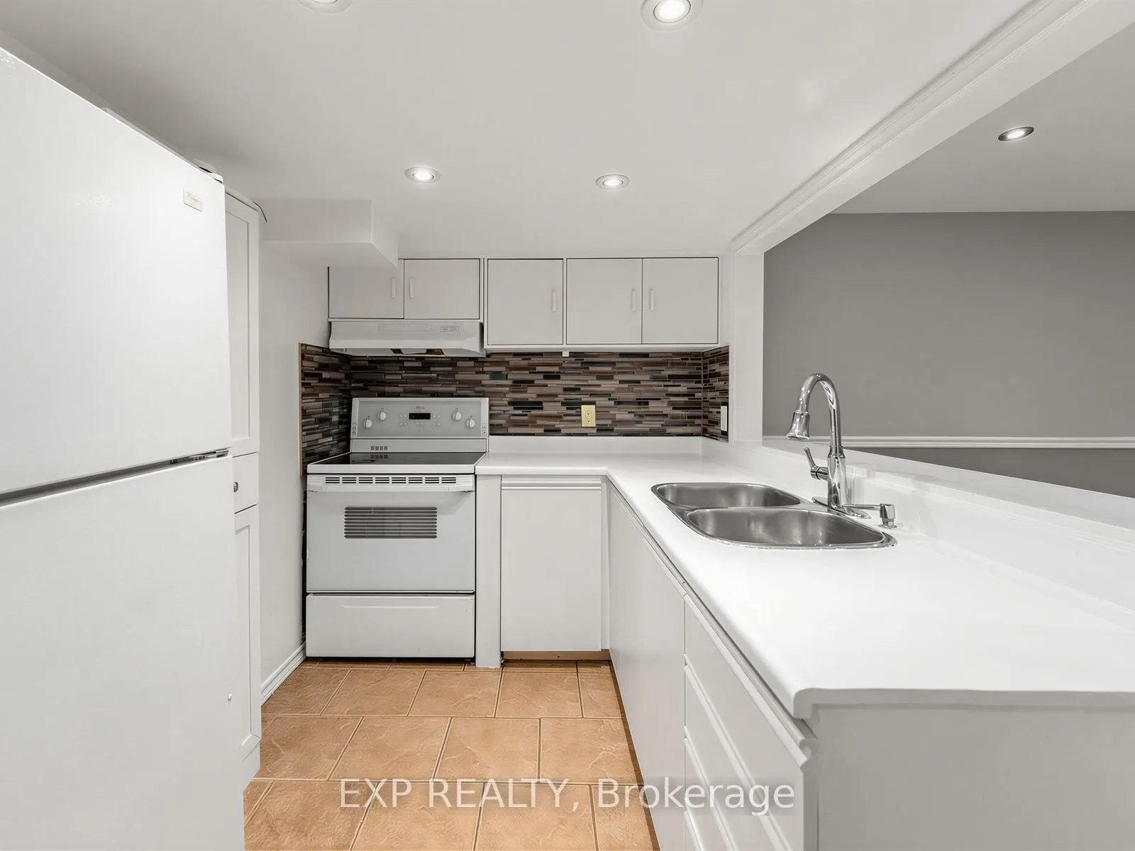 1586 Sandgate Crescent