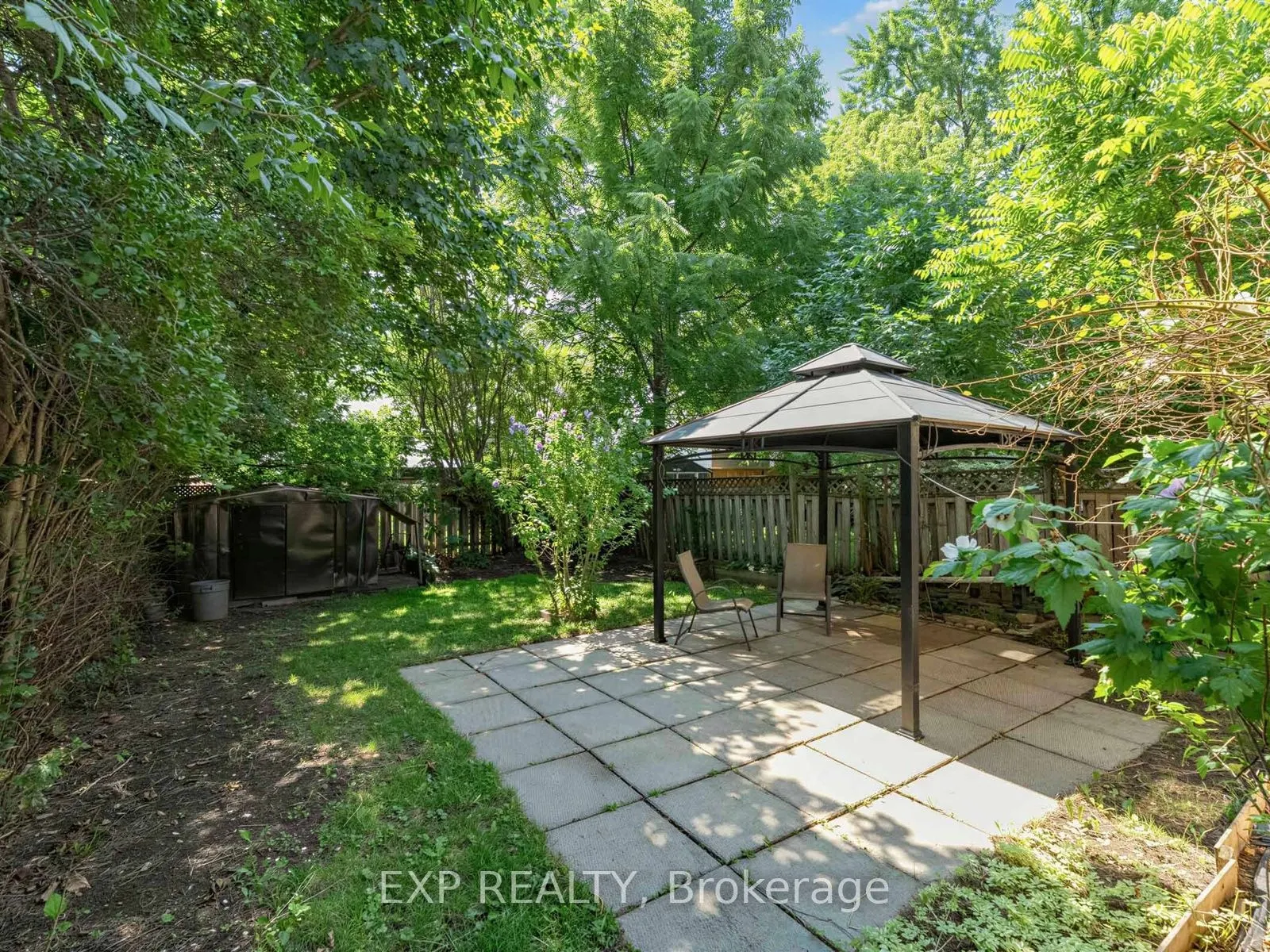 1586 Sandgate Crescent