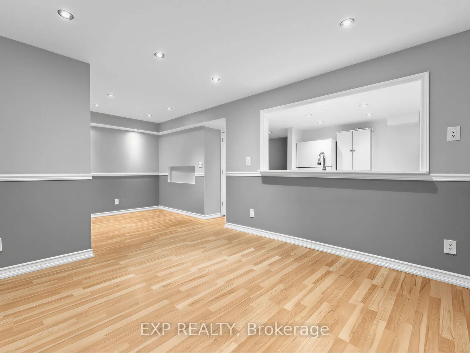 1586 Sandgate Crescent