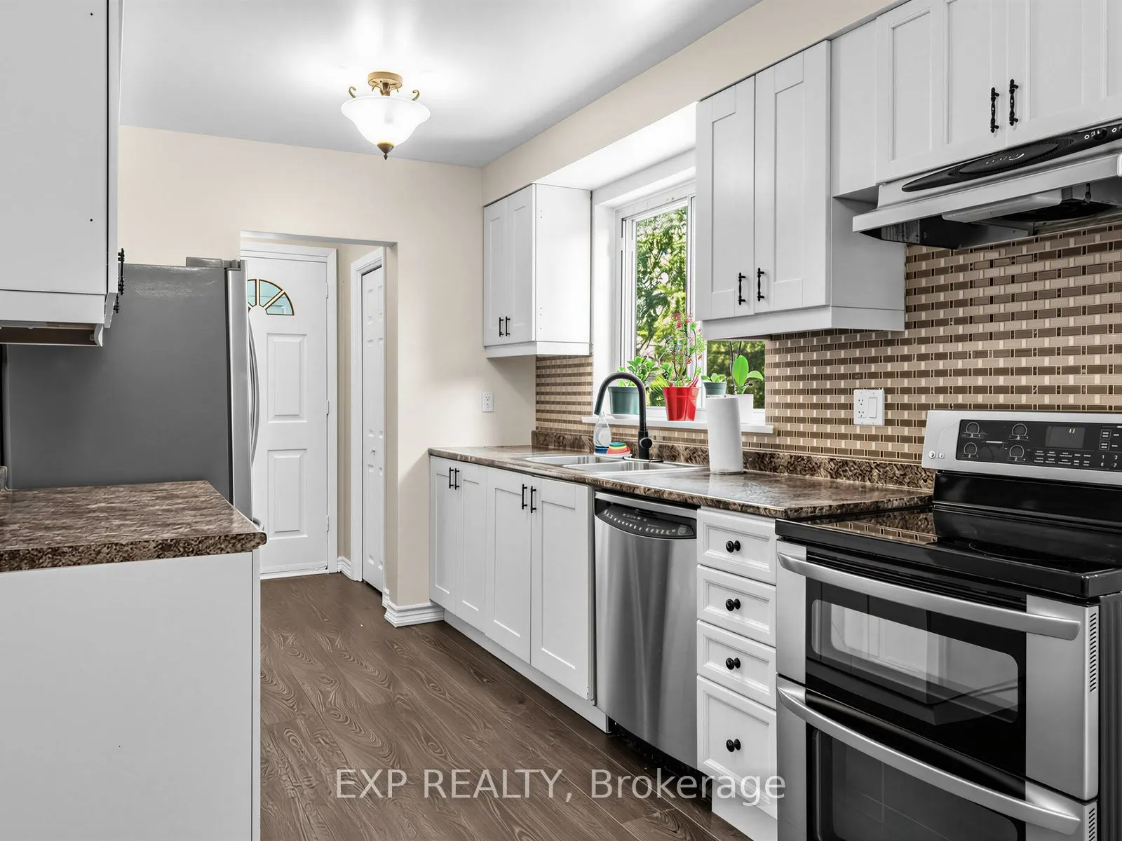 1586 Sandgate Crescent