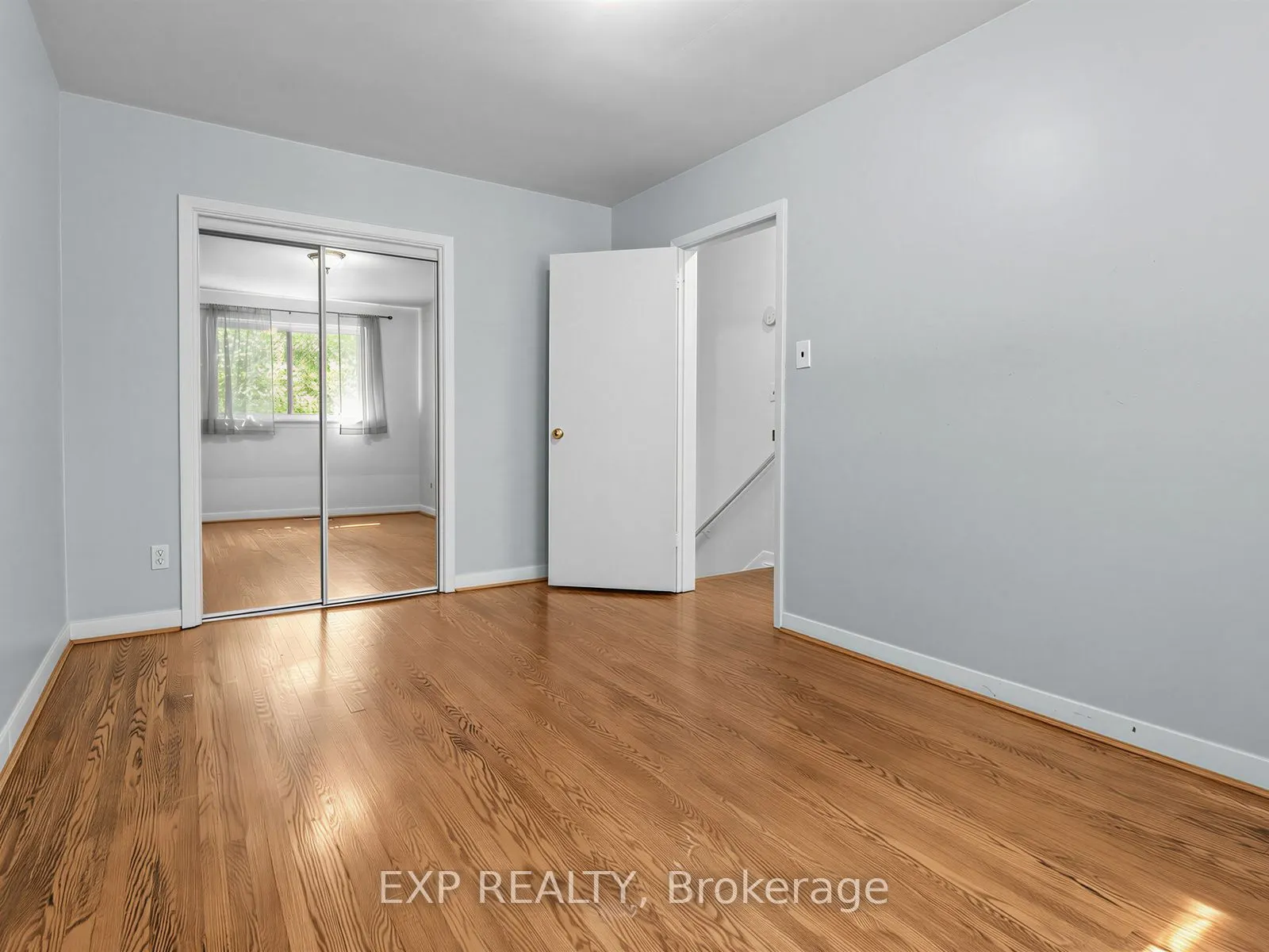 1586 Sandgate Crescent