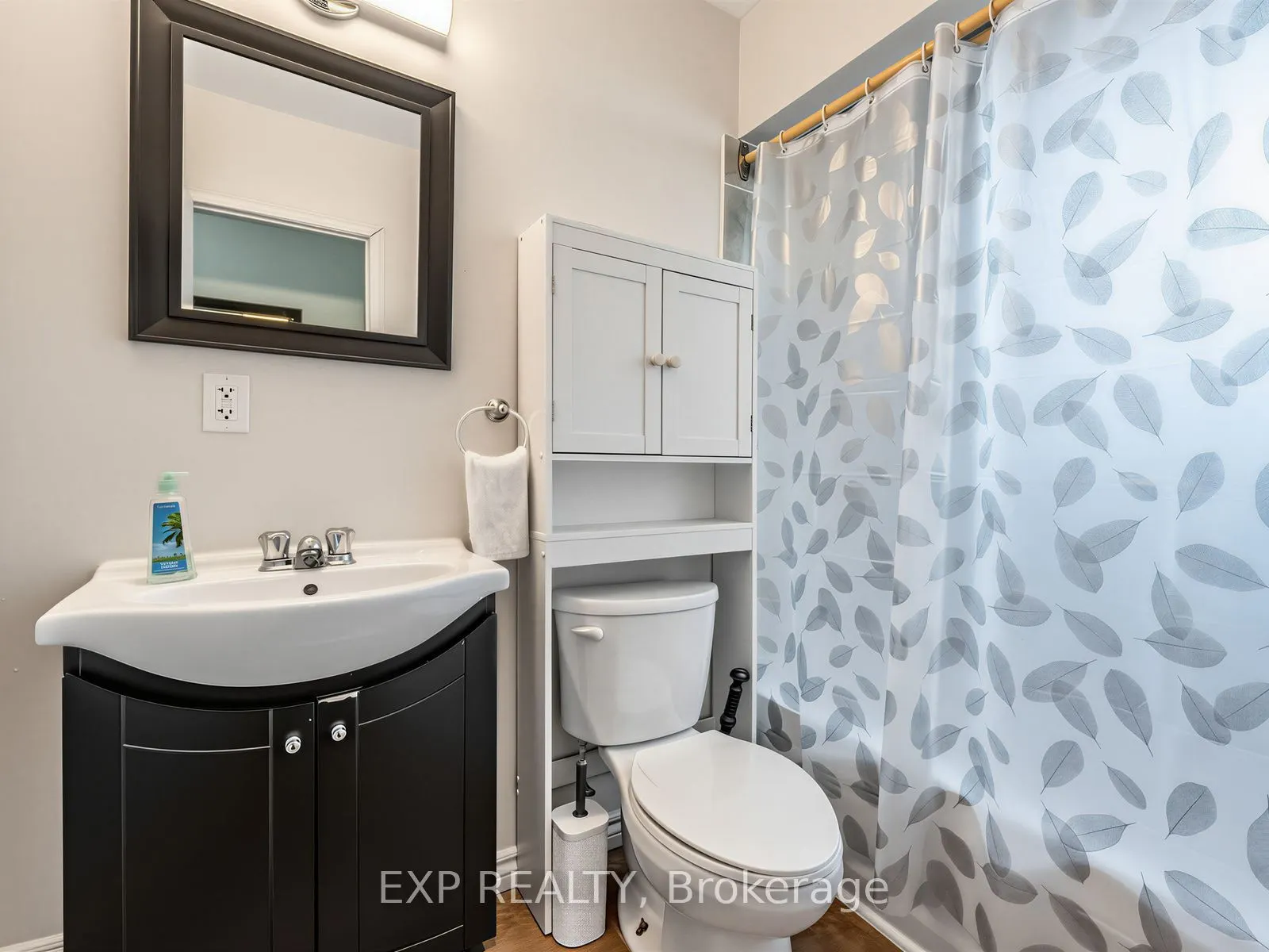1586 Sandgate Crescent