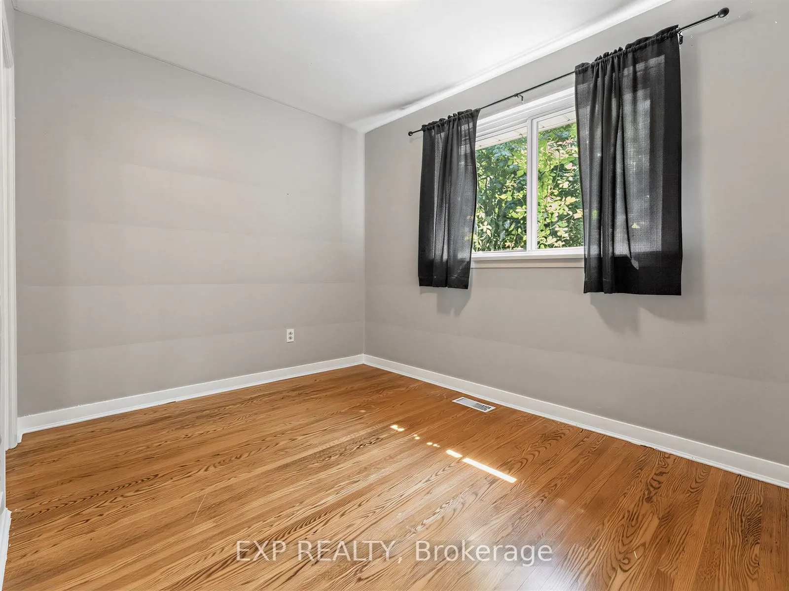 1586 Sandgate Crescent