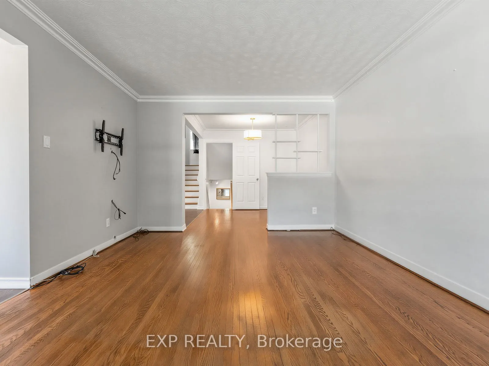 1586 Sandgate Crescent