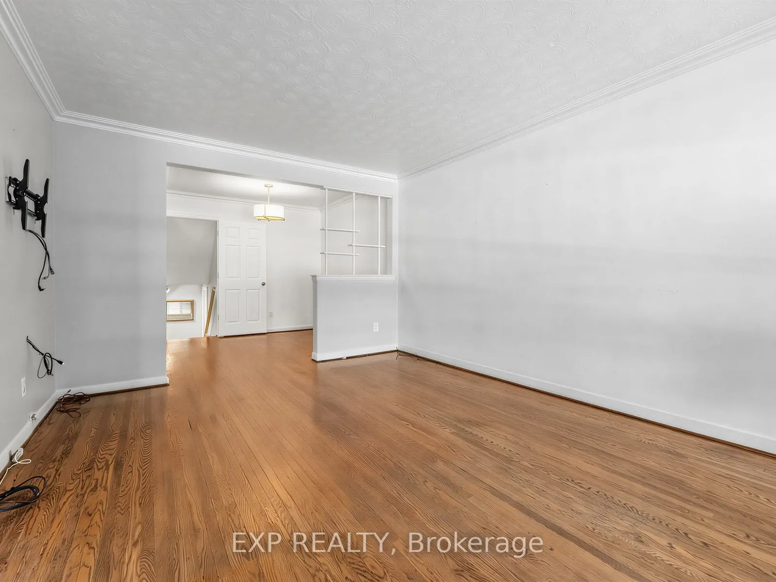 1586 Sandgate Crescent
