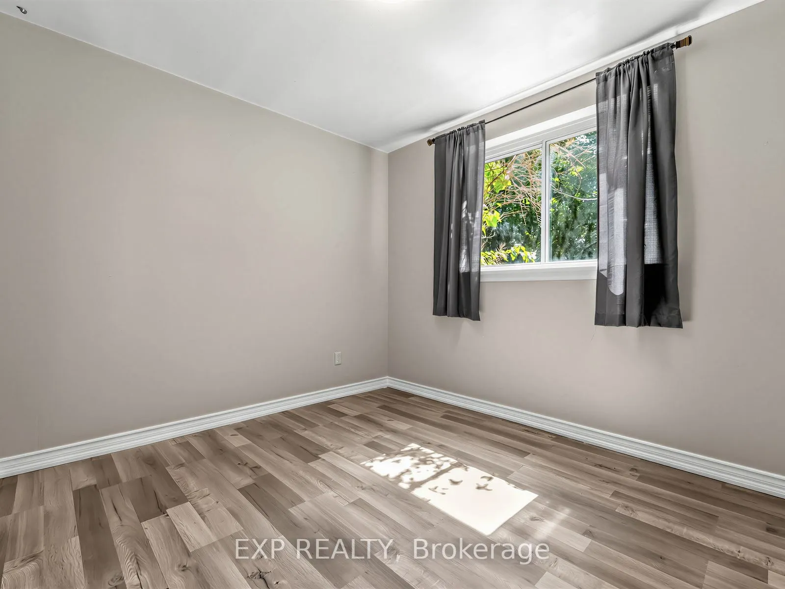 1586 Sandgate Crescent