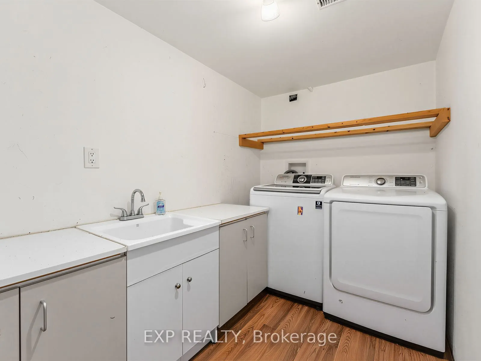 1586 Sandgate Crescent