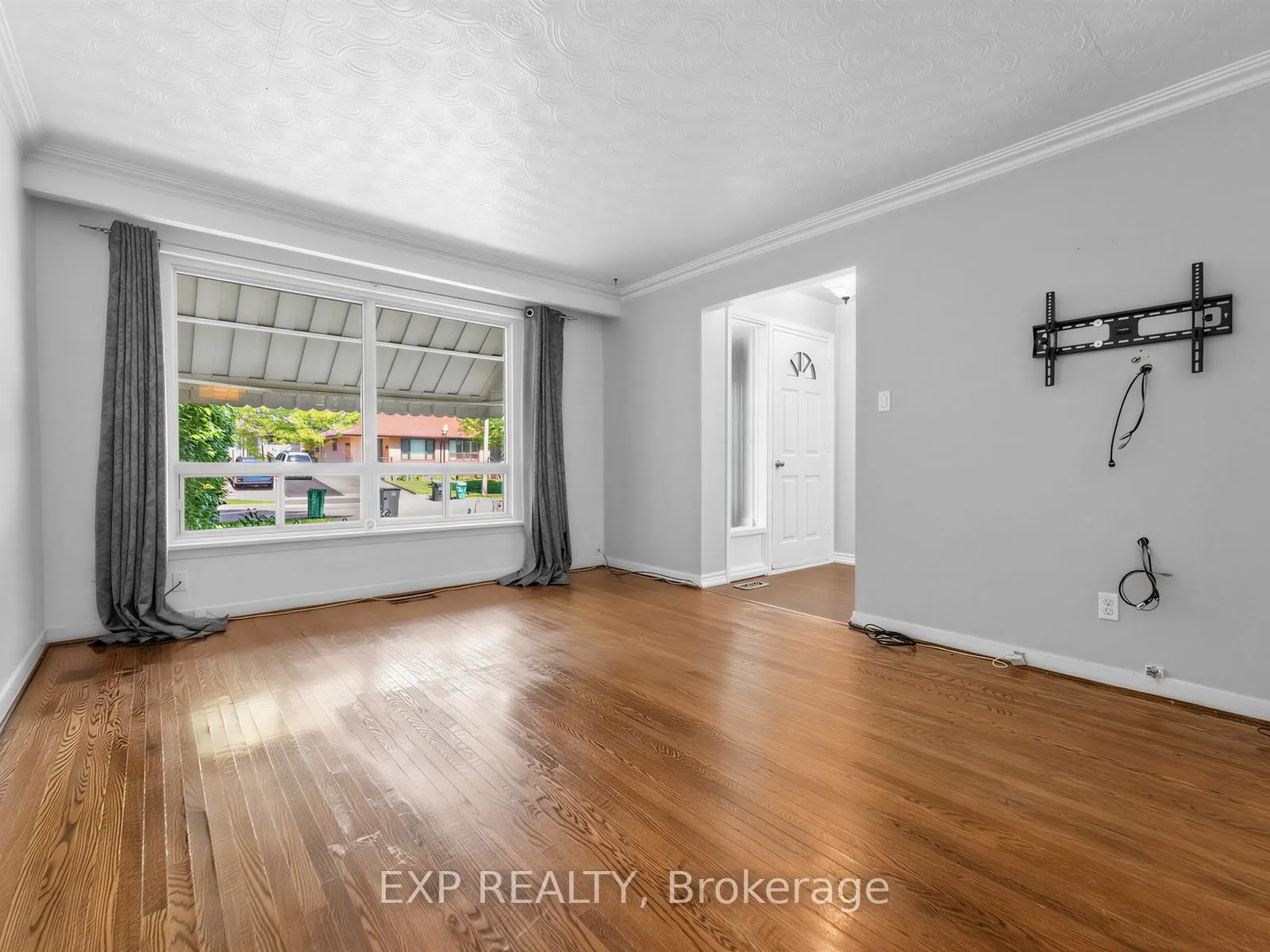 1586 Sandgate Crescent