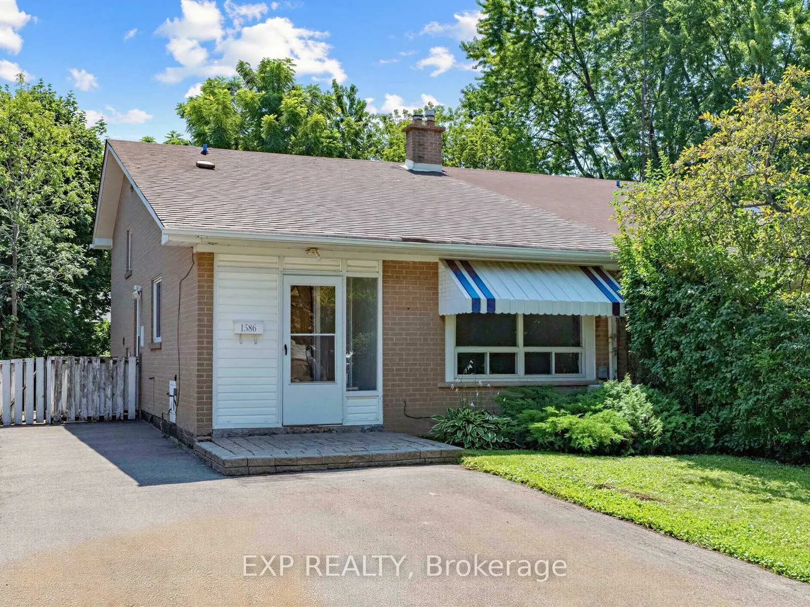 1586 Sandgate Crescent