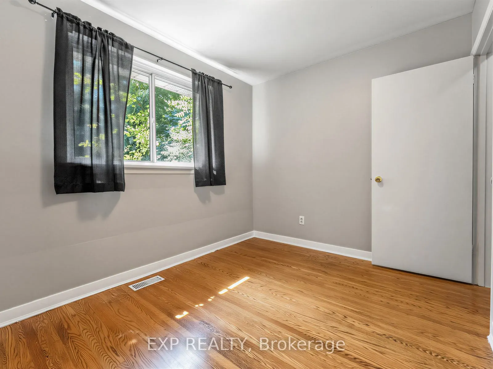 1586 Sandgate Crescent