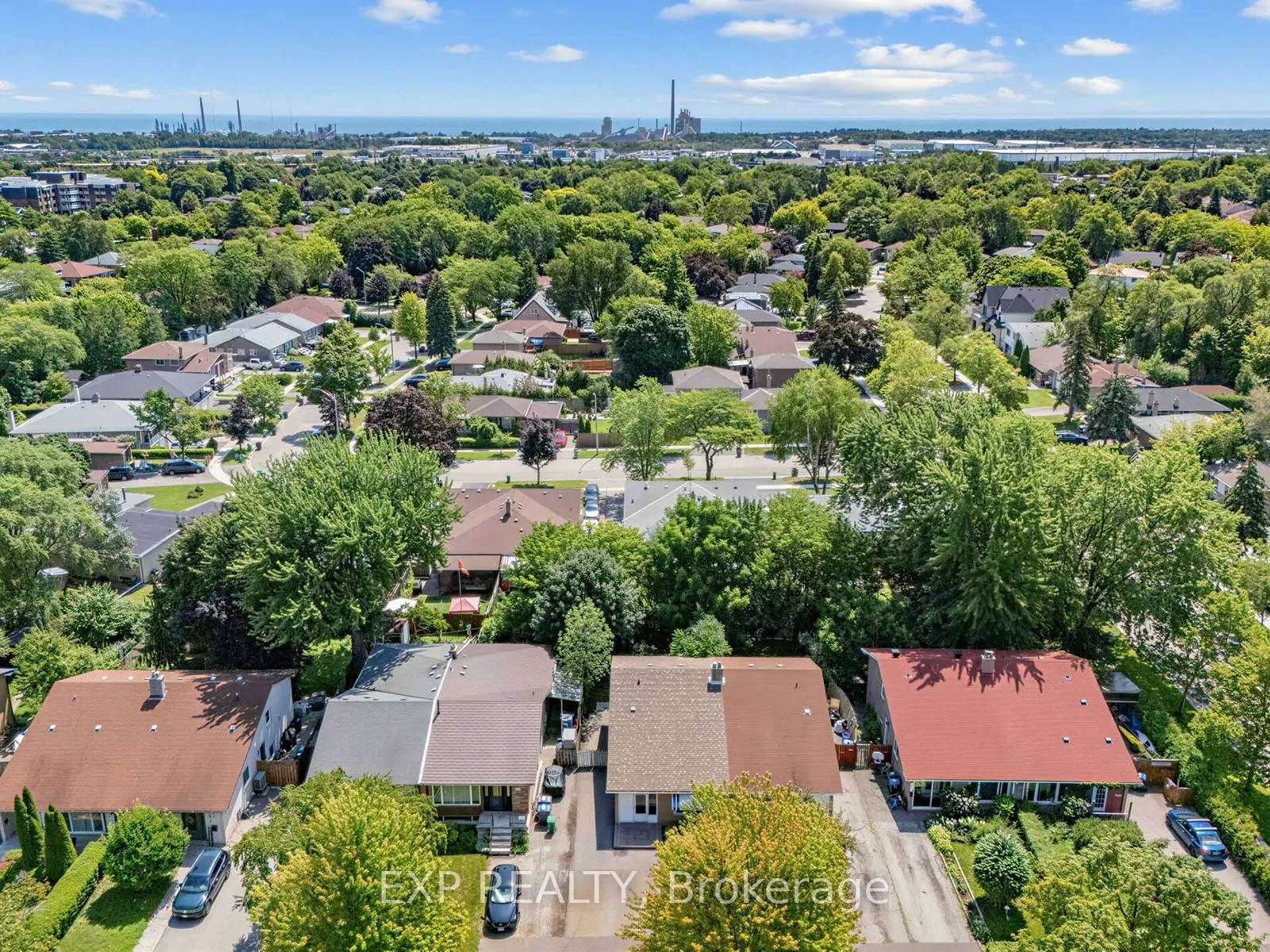 1586 Sandgate Crescent
