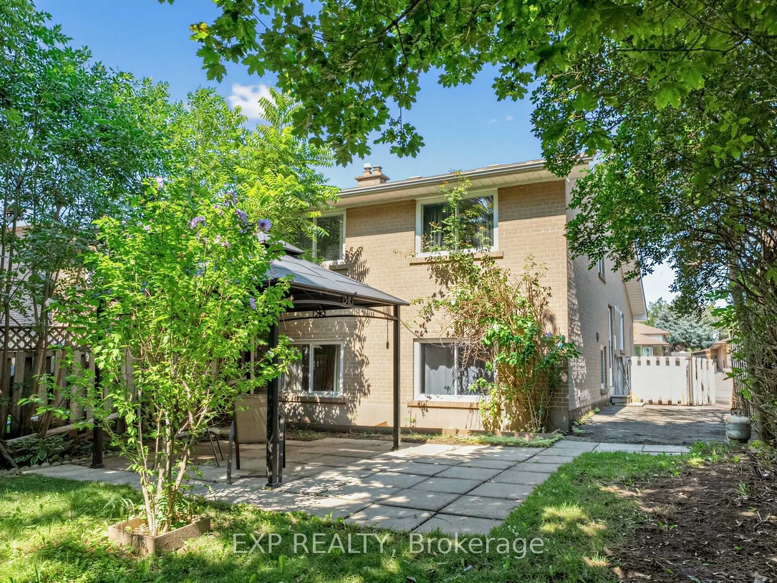 1586 Sandgate Crescent