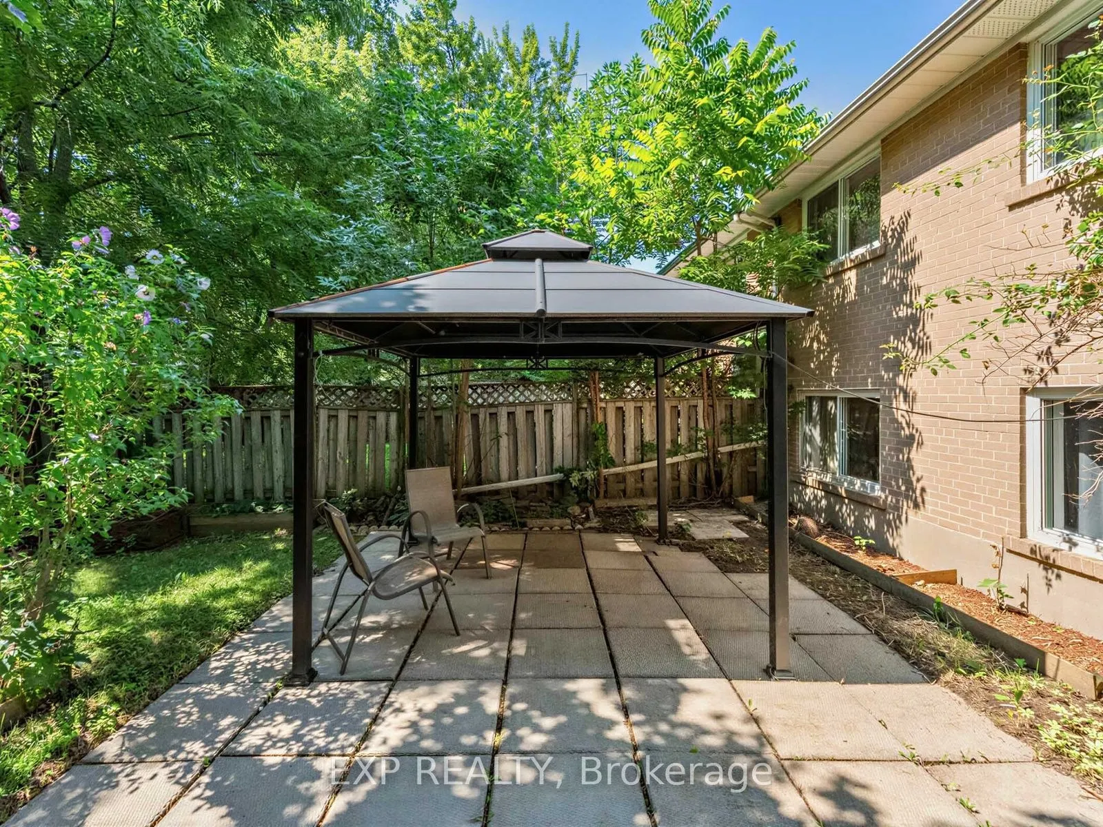1586 Sandgate Crescent