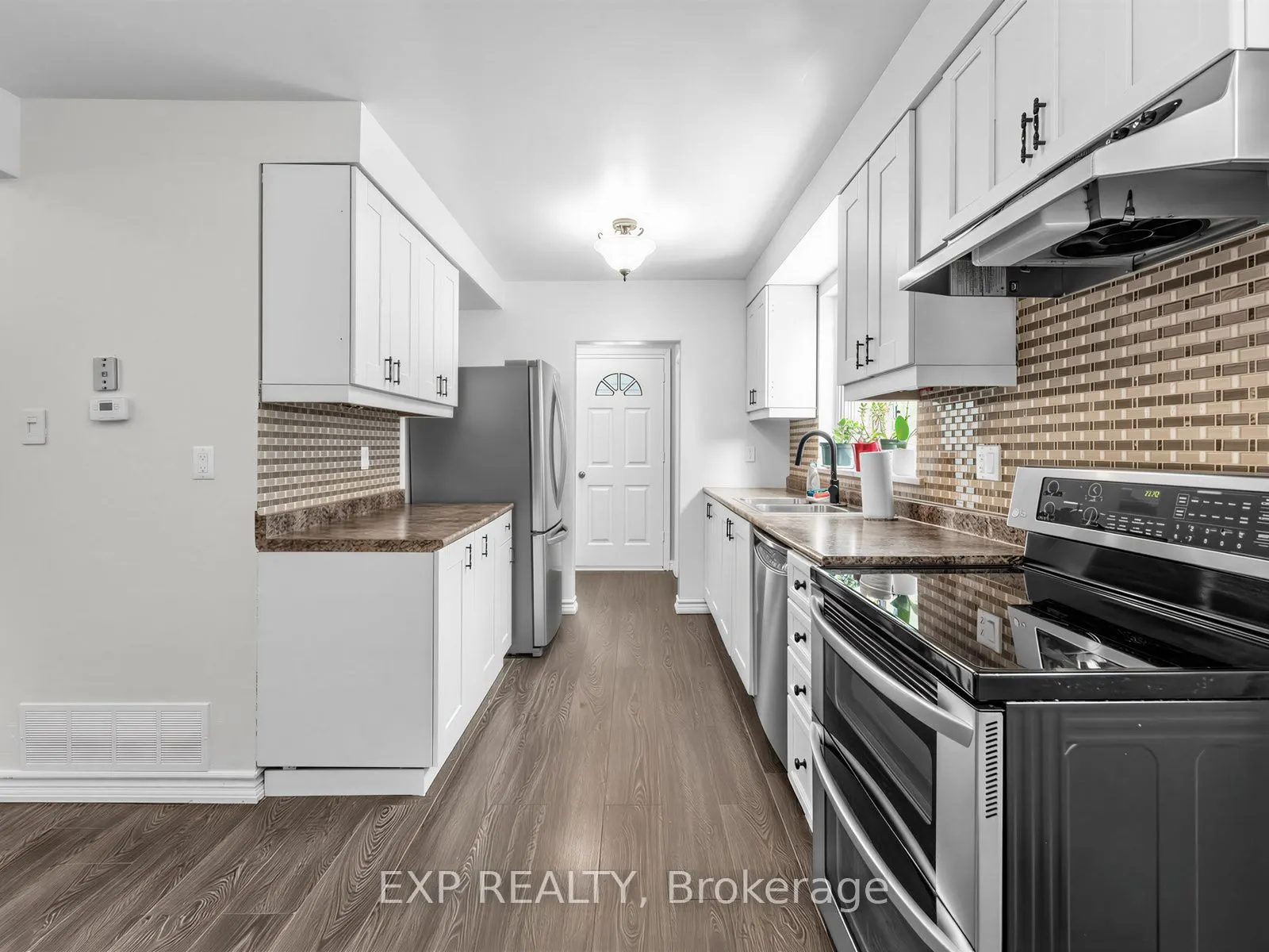 1586 Sandgate Crescent