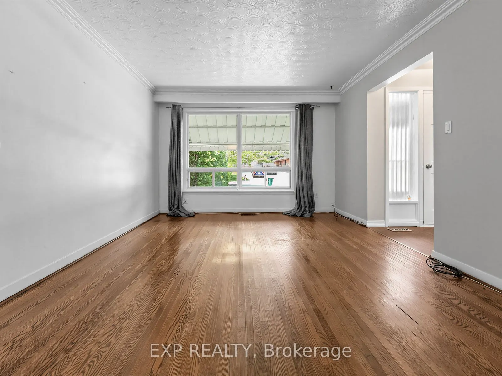 1586 Sandgate Crescent
