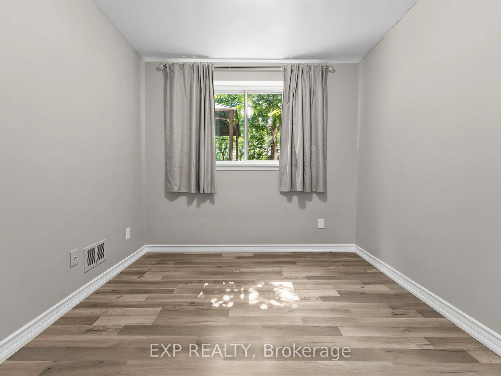 1586 Sandgate Crescent