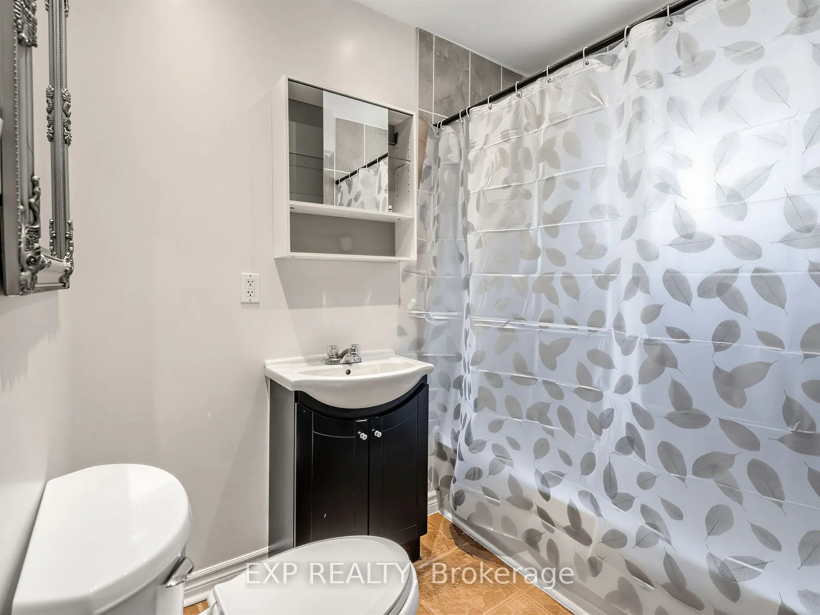1586 Sandgate Crescent