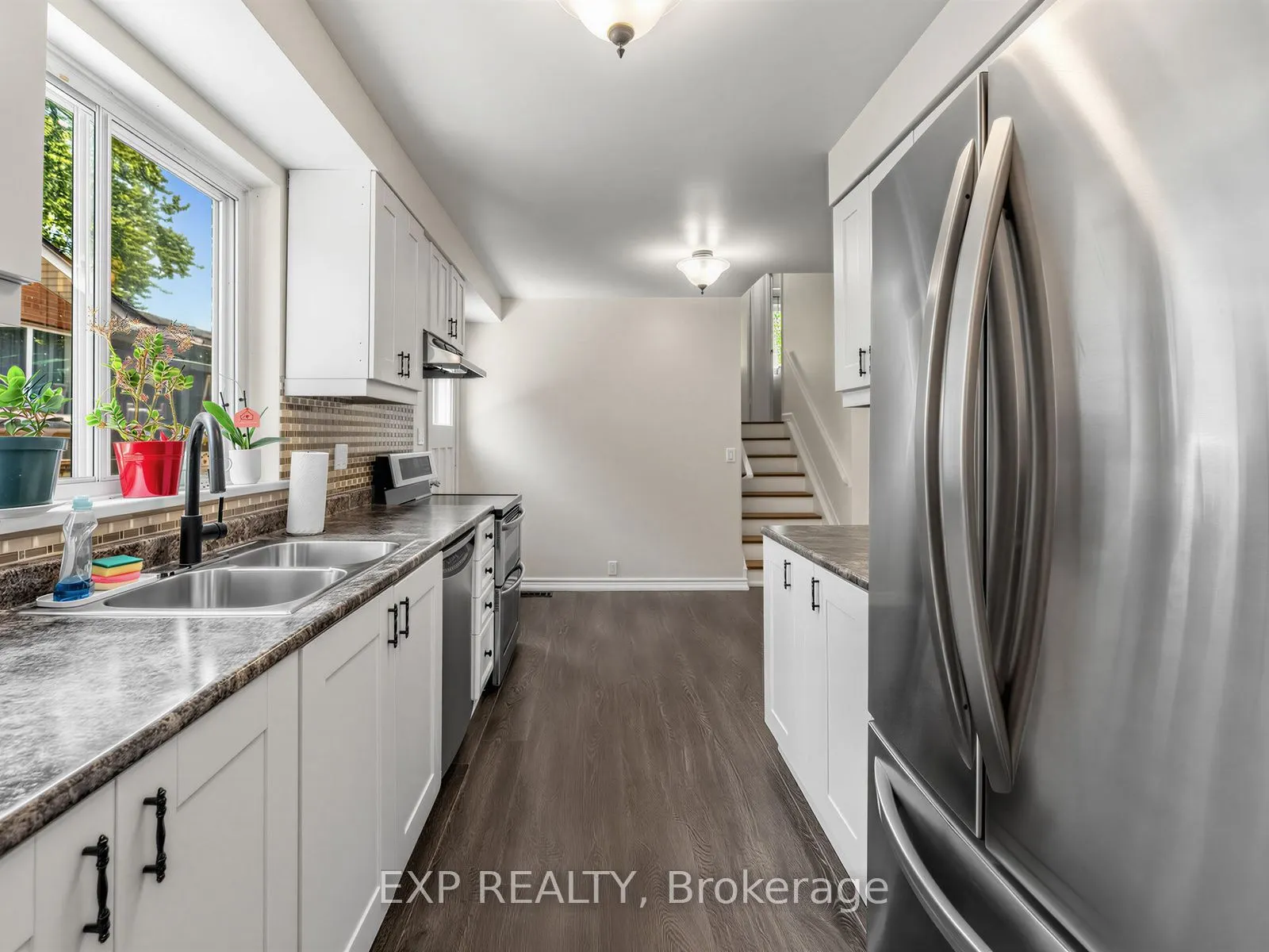 1586 Sandgate Crescent