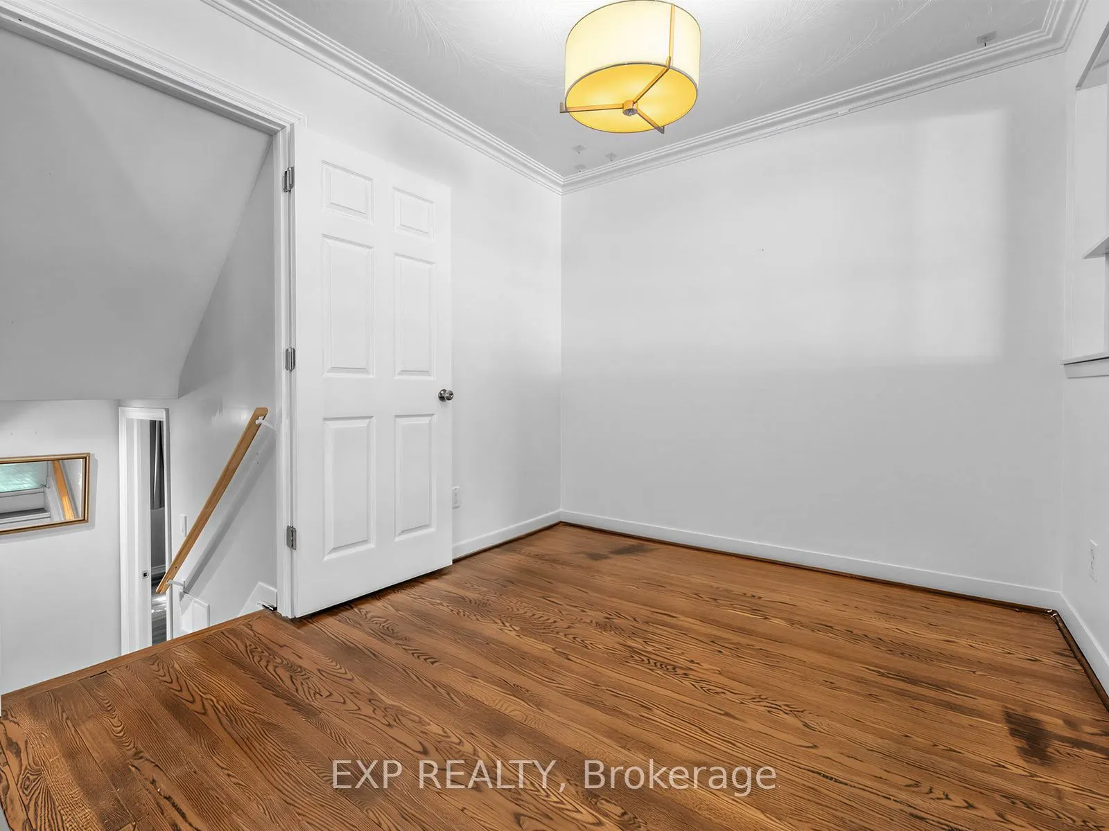 1586 Sandgate Crescent