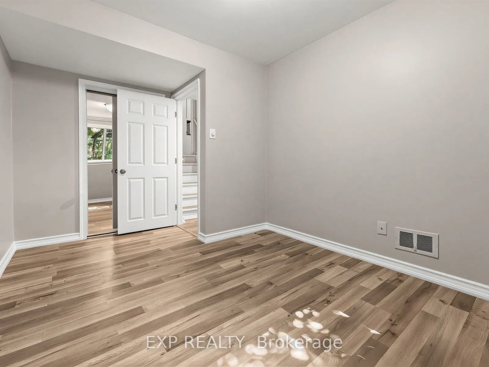 1586 Sandgate Crescent