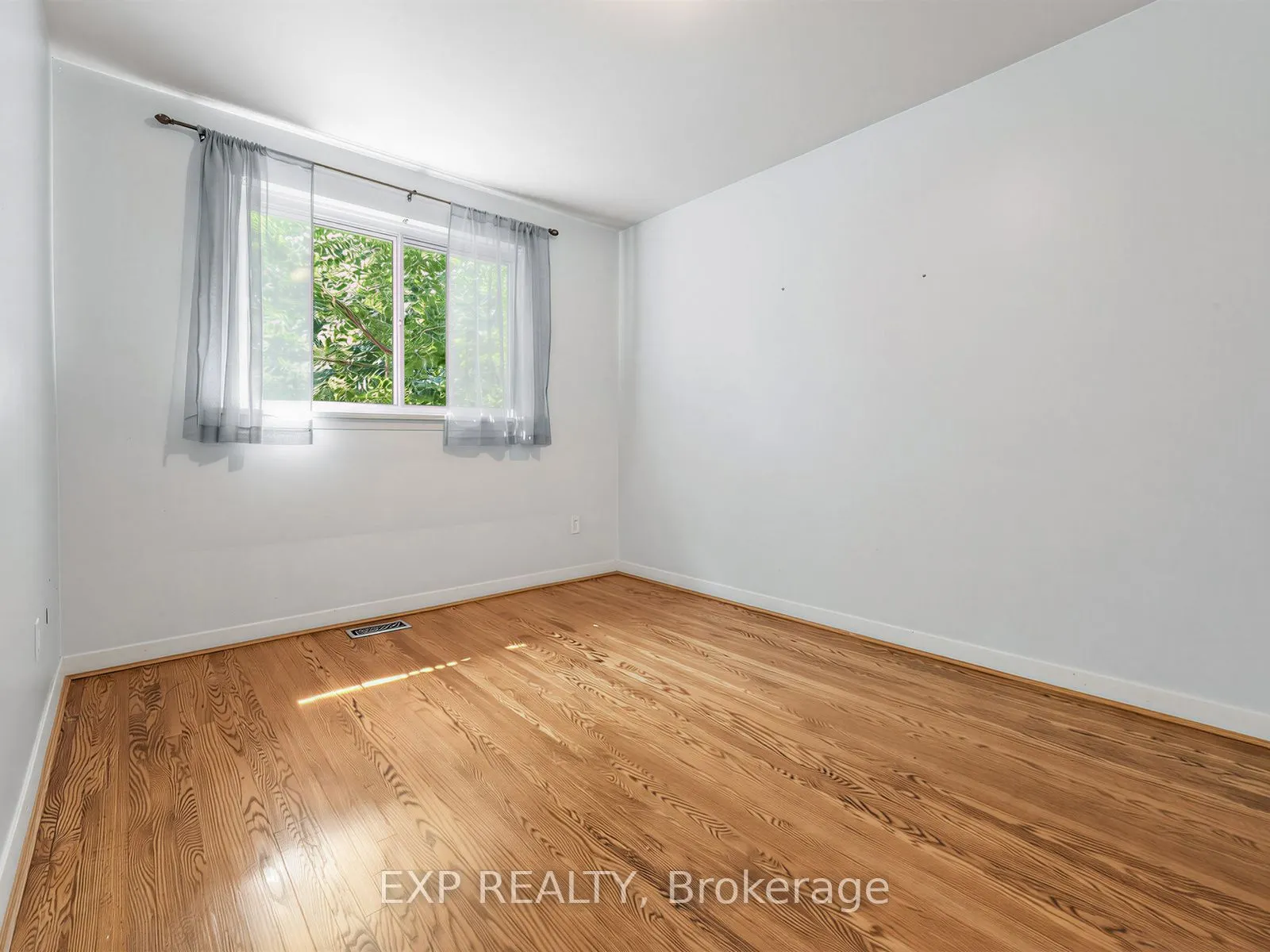 1586 Sandgate Crescent