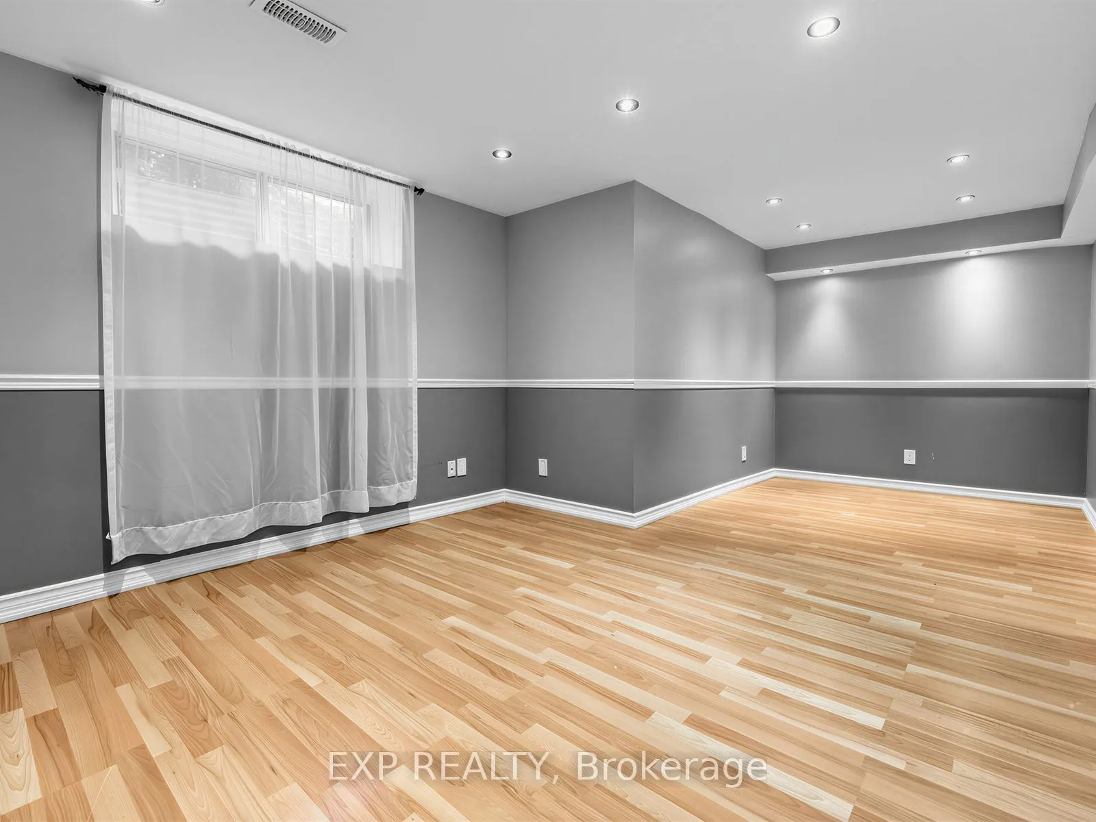 1586 Sandgate Crescent