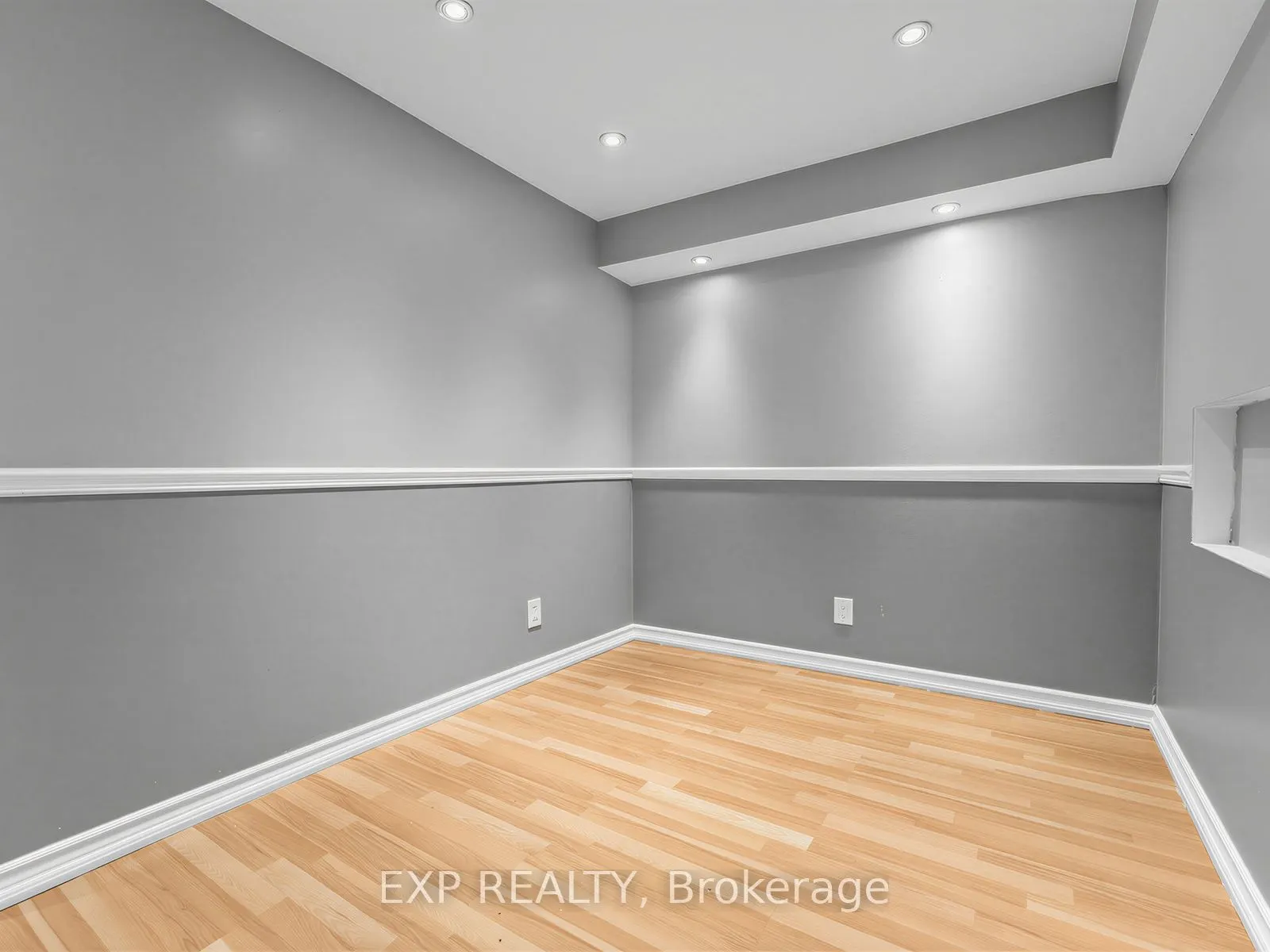 1586 Sandgate Crescent