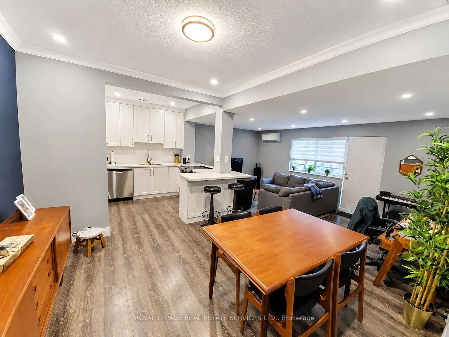 15 Elizabeth Street N #203