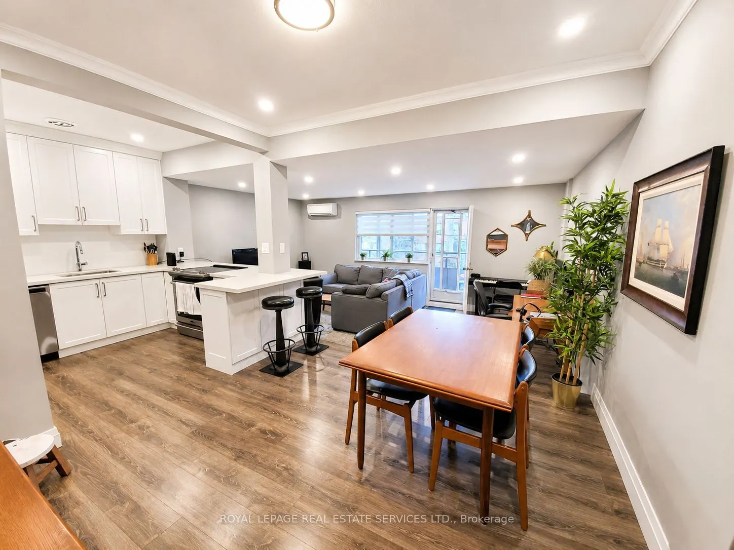 15 Elizabeth Street N #203