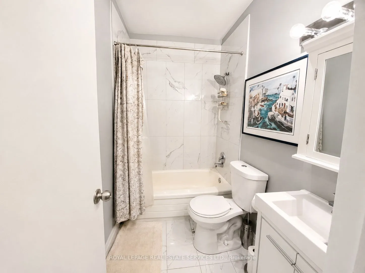 15 Elizabeth Street N #203