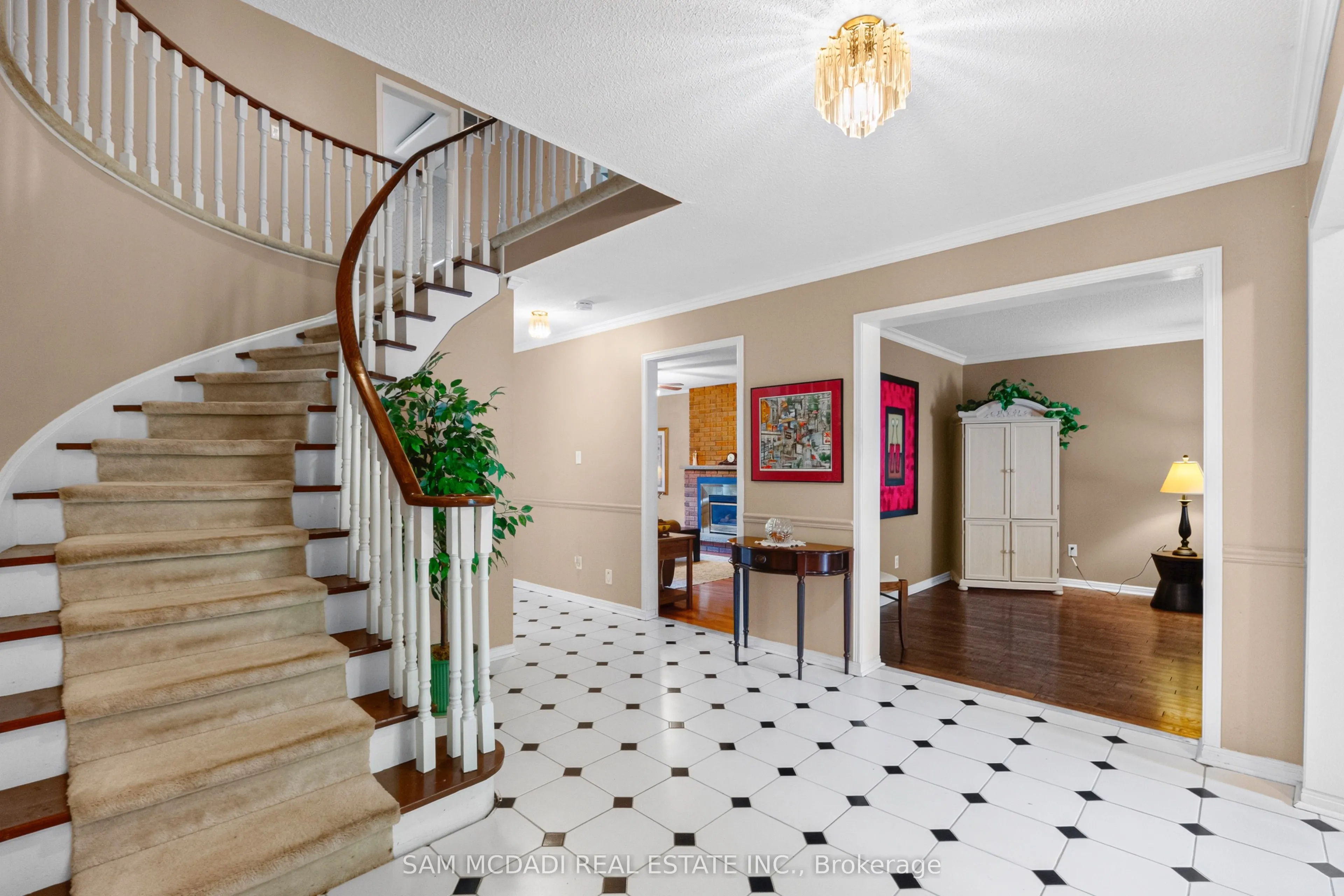 1077 Saginaw Crescent