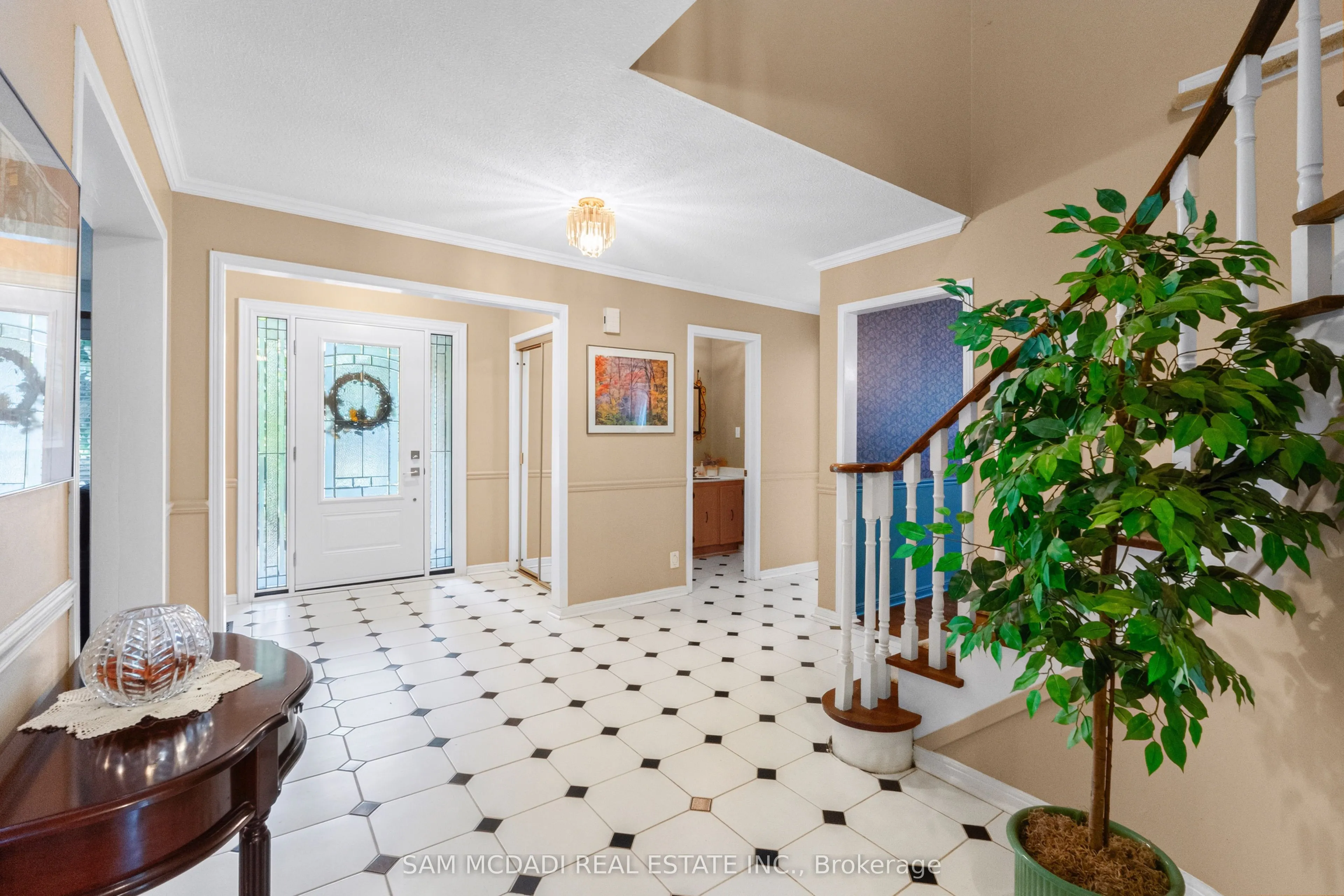 1077 Saginaw Crescent