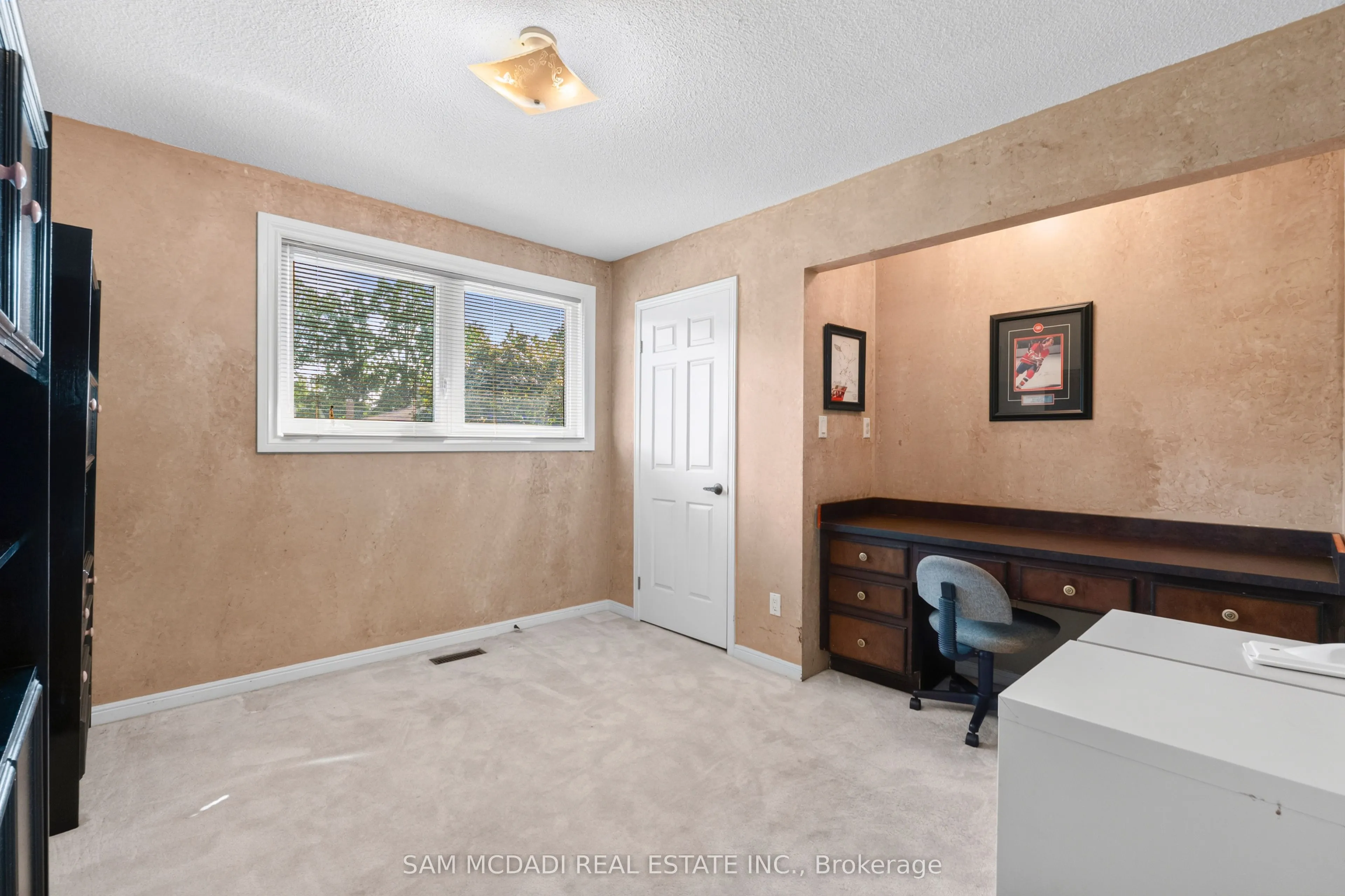 1077 Saginaw Crescent