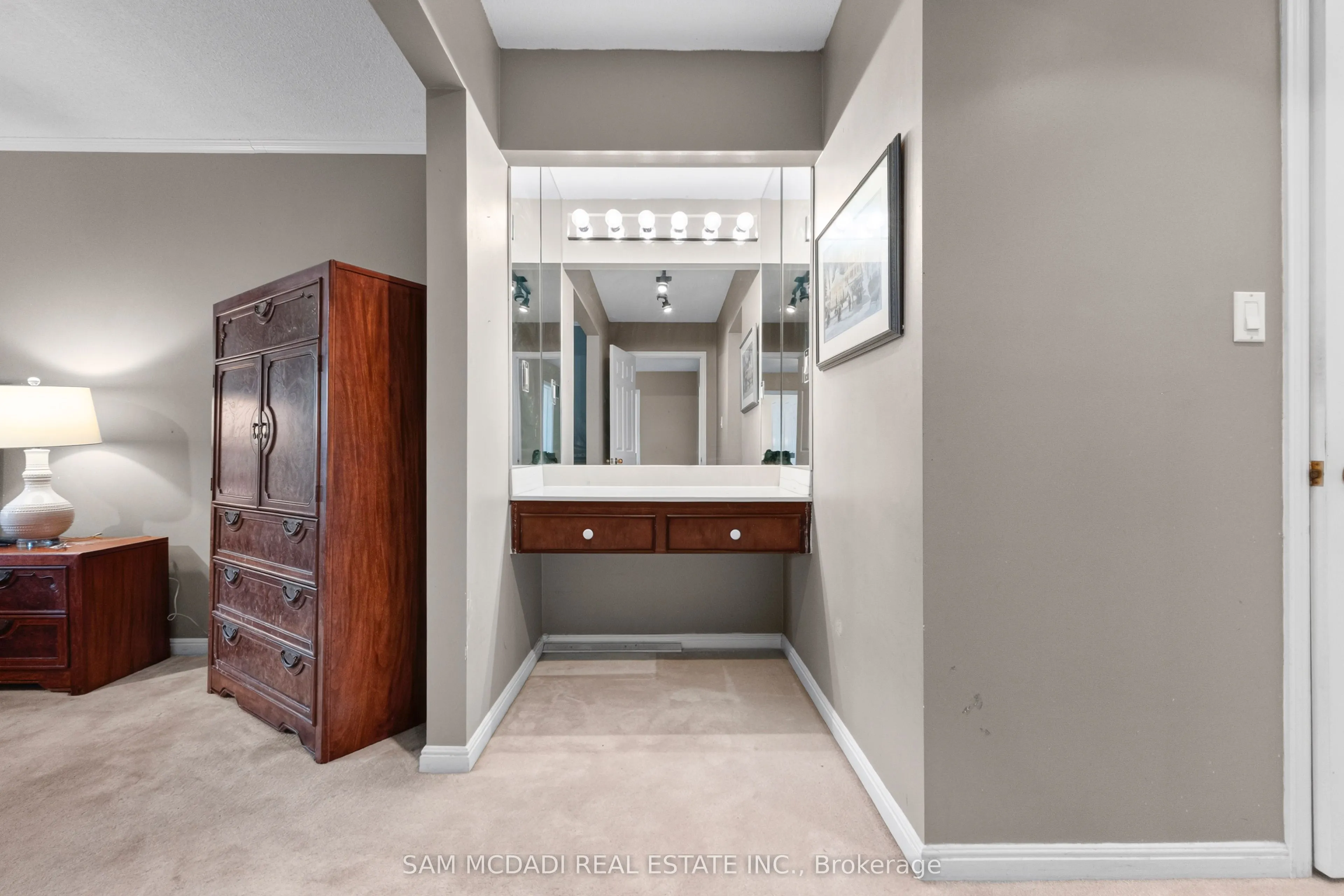 1077 Saginaw Crescent