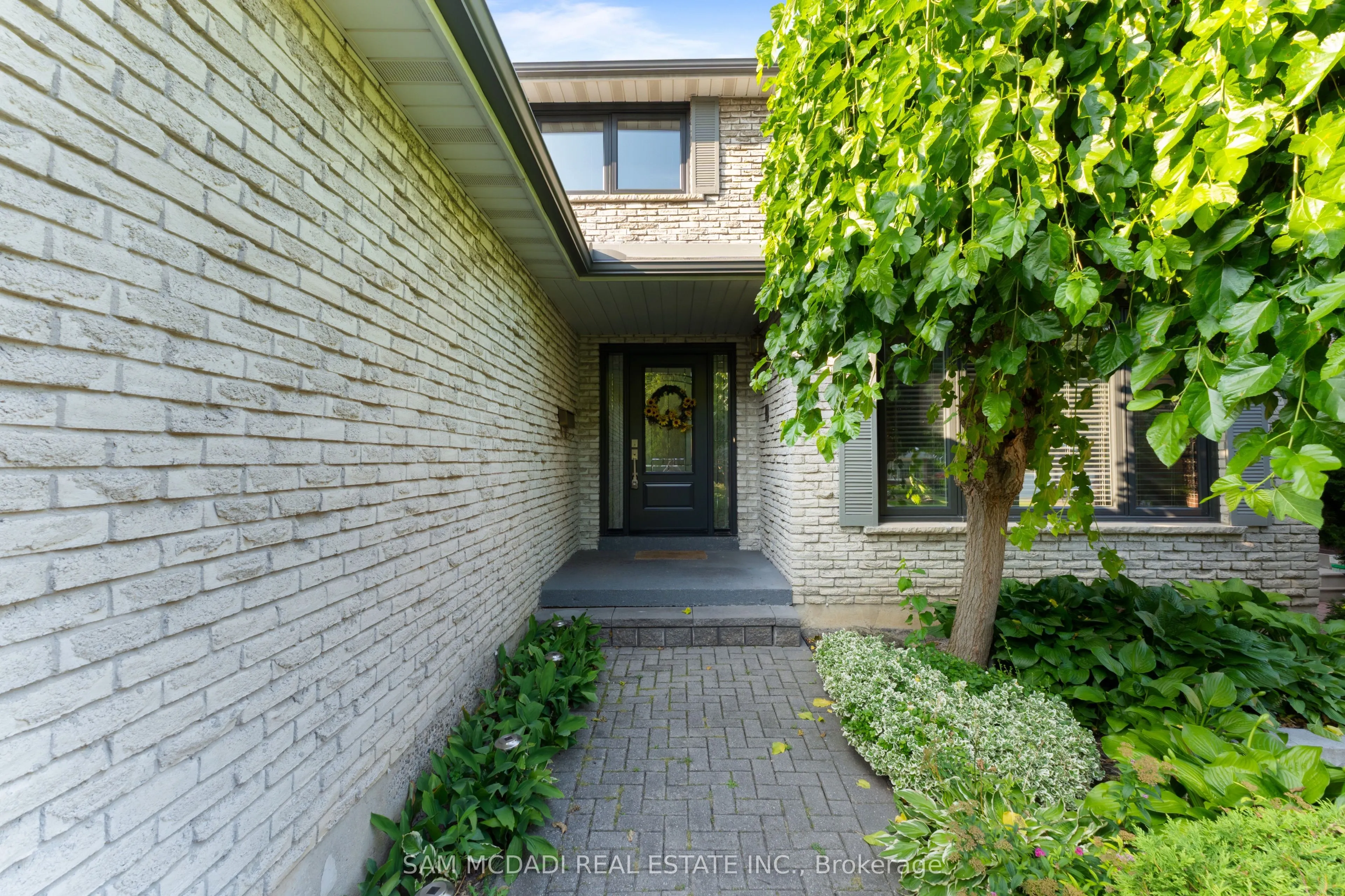 1077 Saginaw Crescent