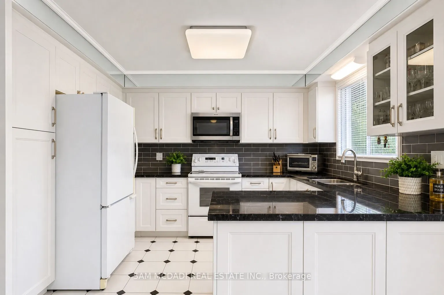 1077 Saginaw Crescent